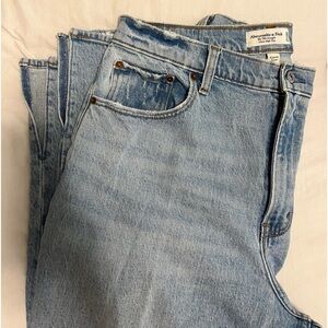 Abercrombie Curve Love The 90s Straight Ultra High Rise - 31/12 short split hem